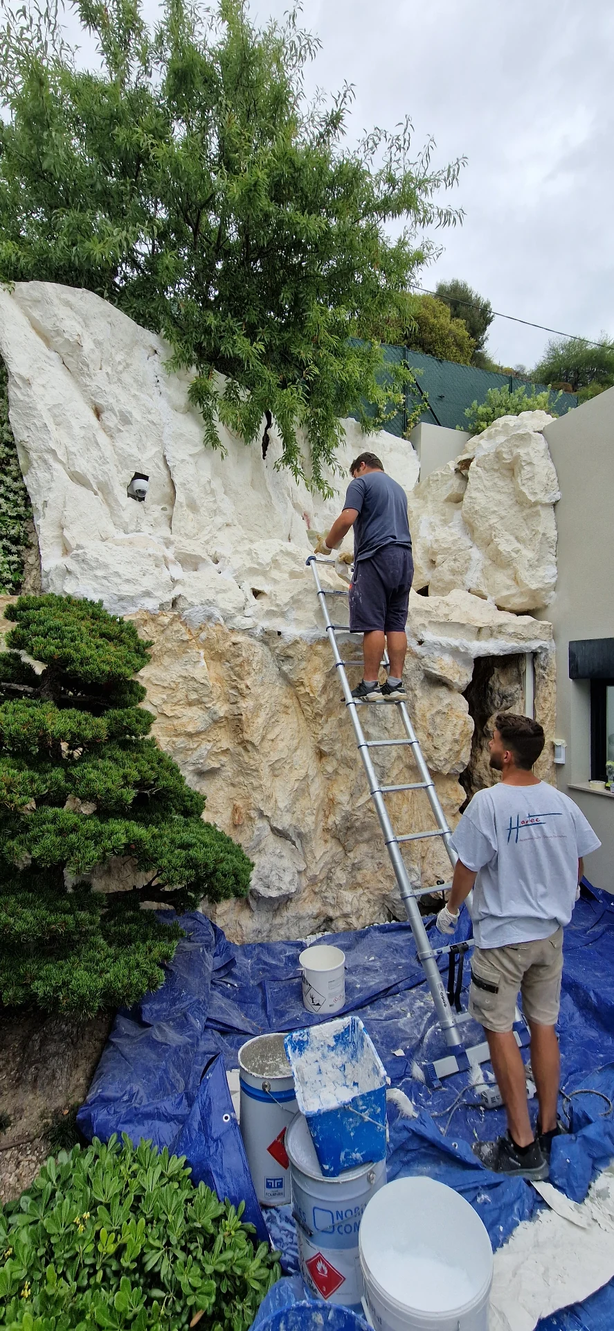 Mise en place des éléments rocheux sur le mur