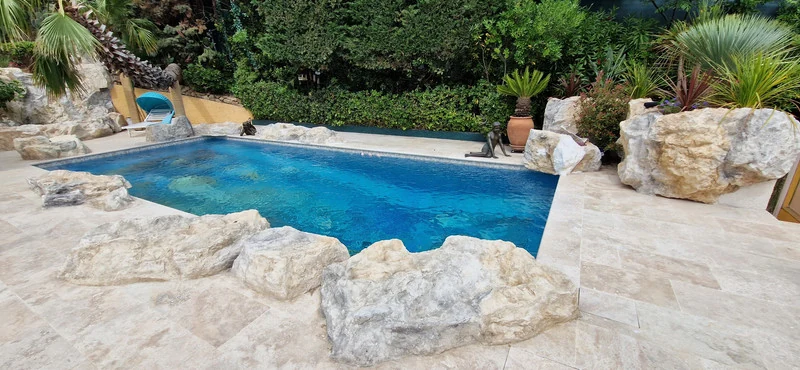 Rocher décoratif polyester autour piscine – St Tropez