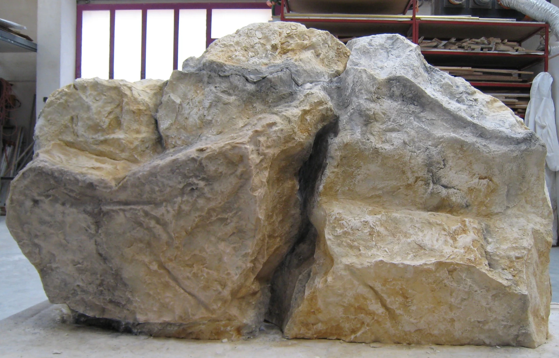 Grand bloc rocheux sur mesure en polyester armé fibre de verre, terminé et patiné dans l'atelier Poly Rock Concept