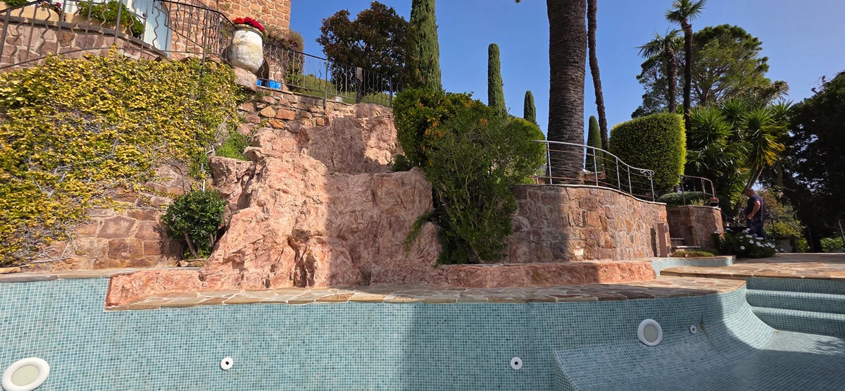 Cascade piscine polyester – création originale en rocher artificiel imitation roche naturelle