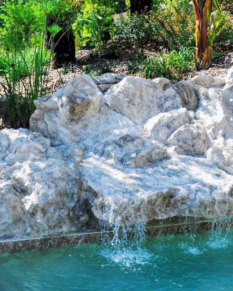 Cascades & Fontaines – Cascade artificielle, cascade piscine rocher, cascade piscine polyester, rocher polyester avec effet eau naturelle
