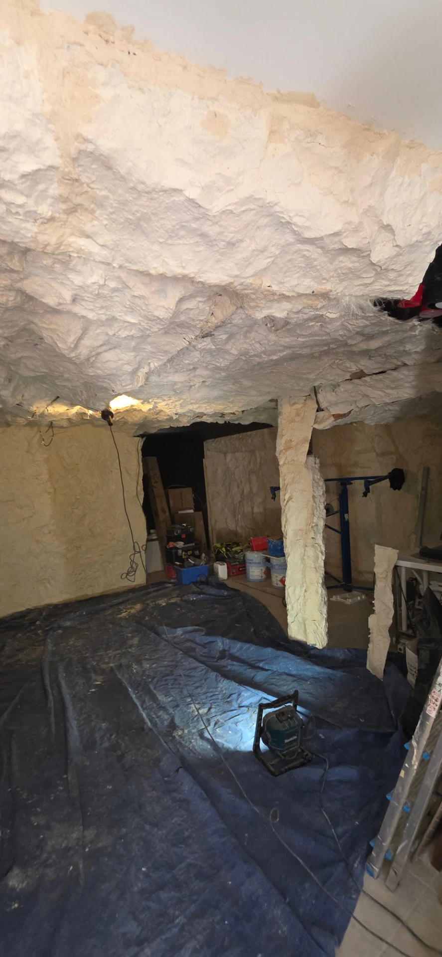 Voûte rocheuse sculptée à la main en faux rochers – réalisation d'une grotte naturelle intérieure à La Seyne-sur-Mer