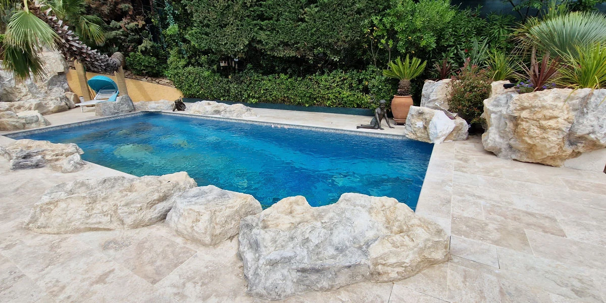 Cache technique piscine en faux rocher polyester – Poly Rock Concept Nice
