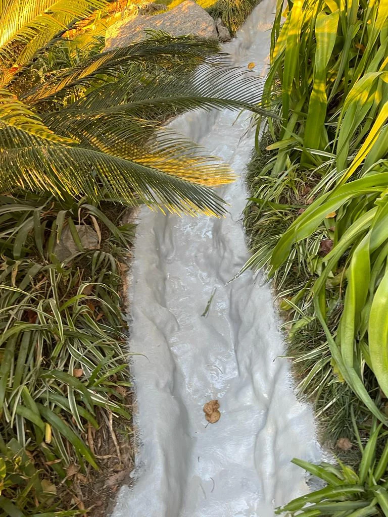 Rocher décoratif polyester rivière japonaise dans un faux rocher jardin zen