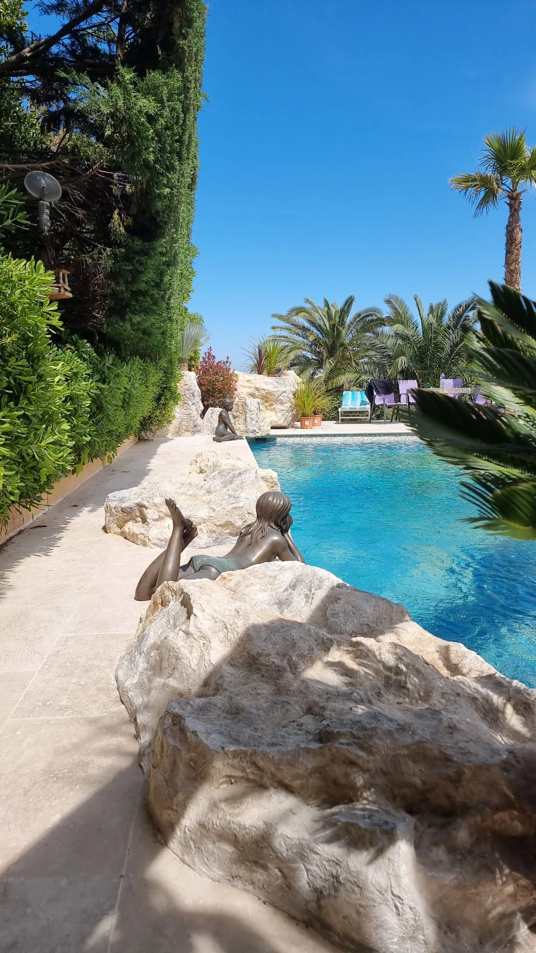 Cascade piscine polyester faux rocher – décor piscine naturel vue verticale