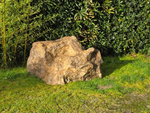 Achat de faux rochers Décoratifs : Guide complet pour sublimer vos espaces – article du blog Poly Rock Concept sur les faux rochers et décors rocheux décoratifs