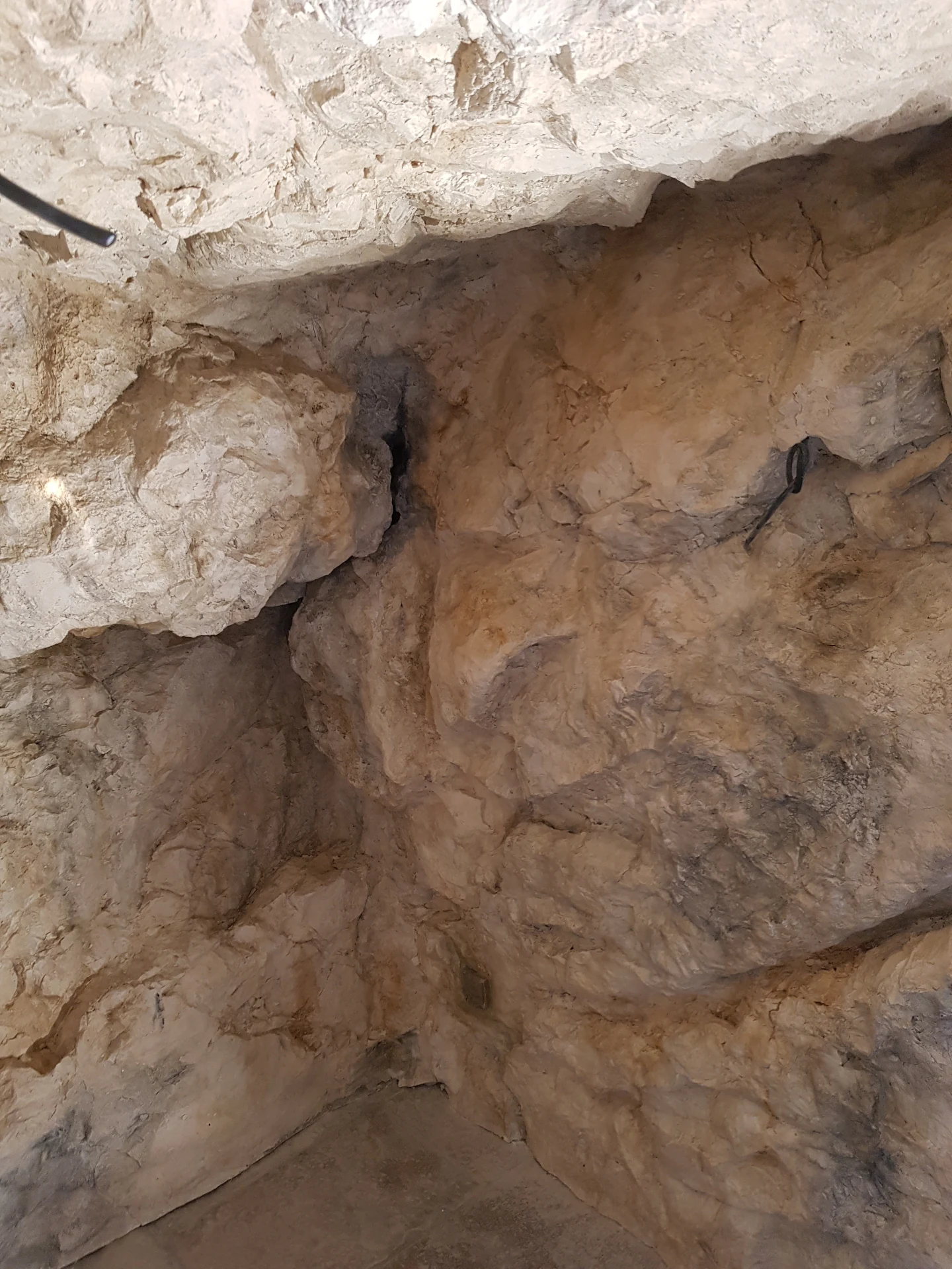 Détail habillage plafond en faux rochers patinés – texture minérale grotte artificielle intérieure Poly Rock Concept
