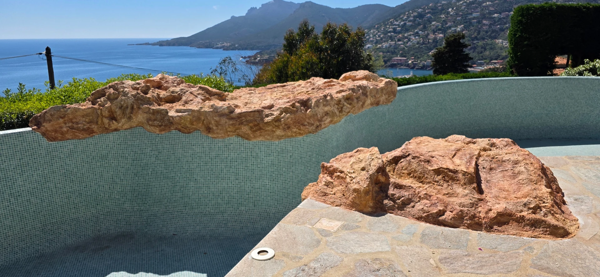 Faux rochers de piscine polyester finition patine ocre – décor rocheux sur mesure vue mer Estérel PACA