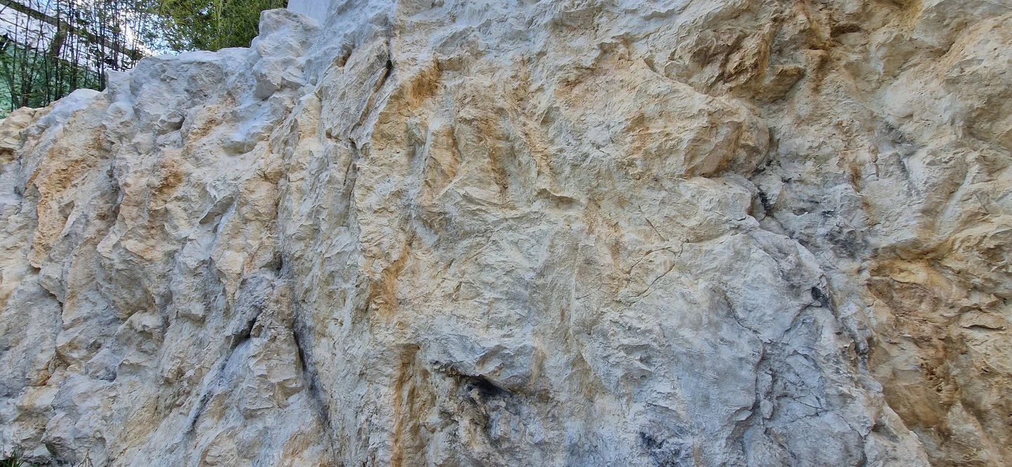 Décor faux rochers sur mur béton – rocher décoratif extérieur PACA