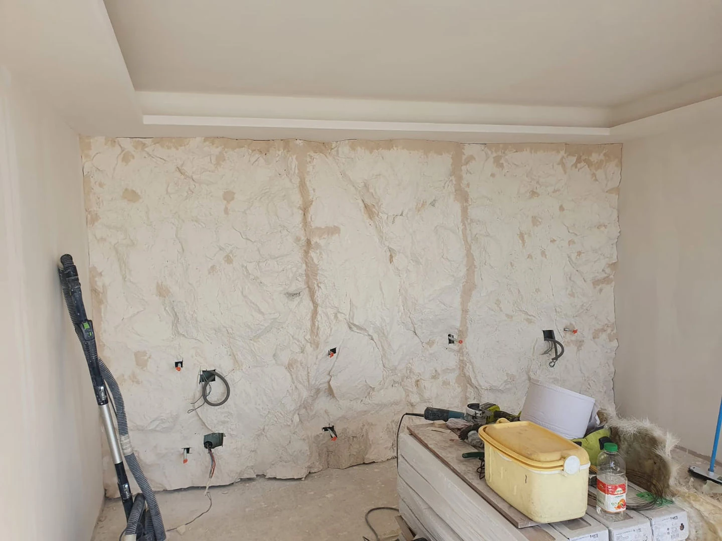 Rocher décoratif polyester – parement roche sur mur intérieur Cannes
