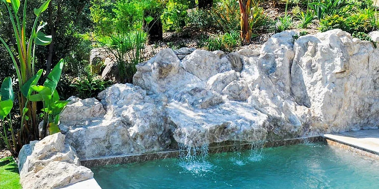 Cascade piscine faux rochers décoratifs