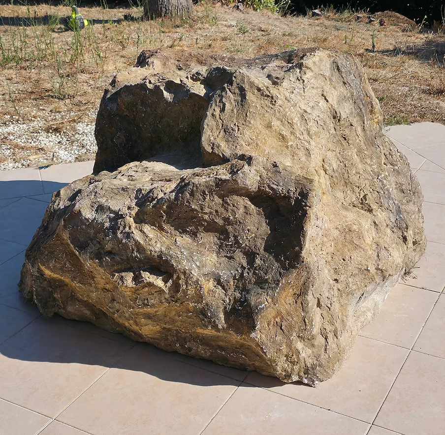 Bloc rocheux polyester réf. 2506 vu de face, gros rocher artificiel 120 × 105 × 70 cm