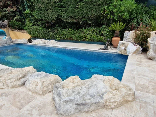 Comment sublimer votre piscine avec des faux rochers décoratifs ? – article du blog Poly Rock Concept sur les faux rochers et décors rocheux décoratifs