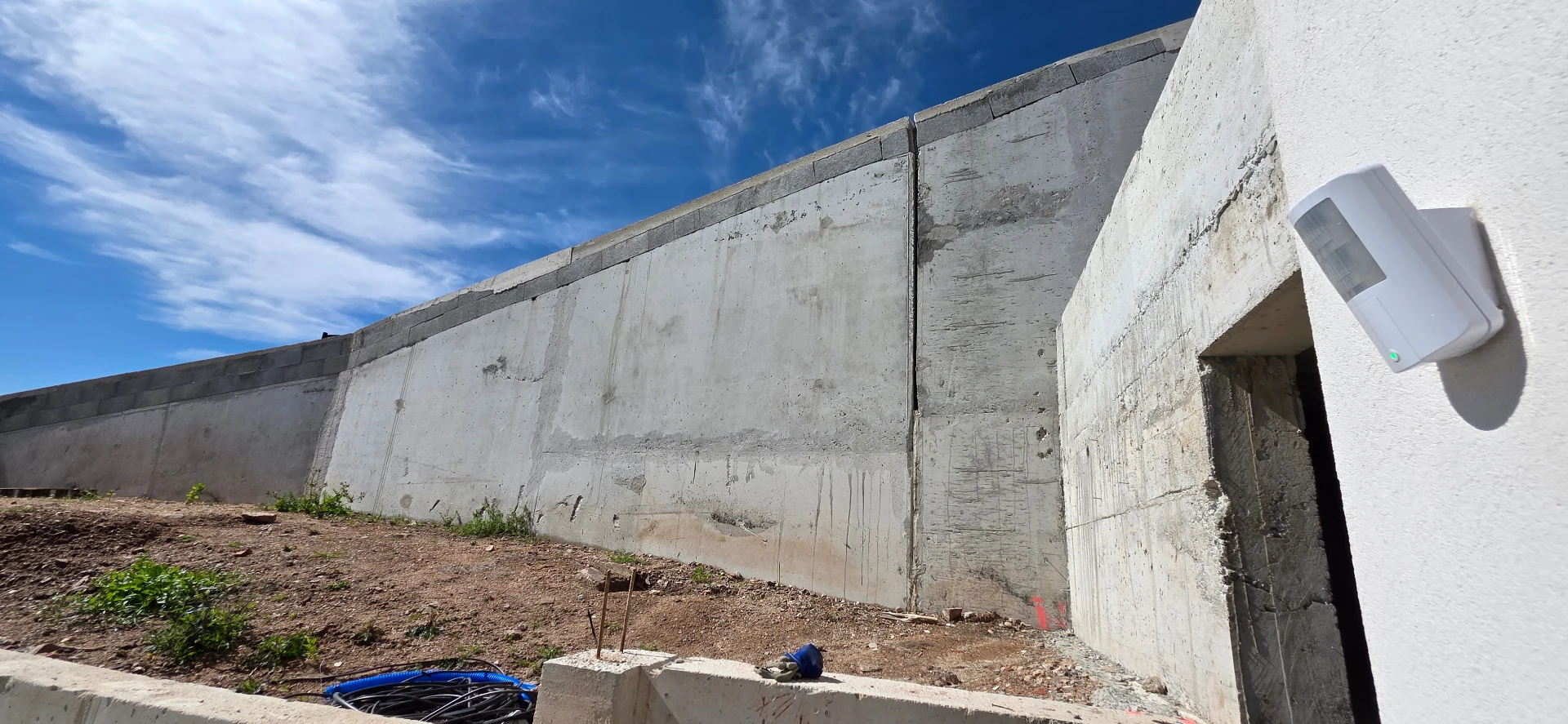 Mur de soutènement béton avant décor faux rocher polyester – préparation chantier habillage mural PACA