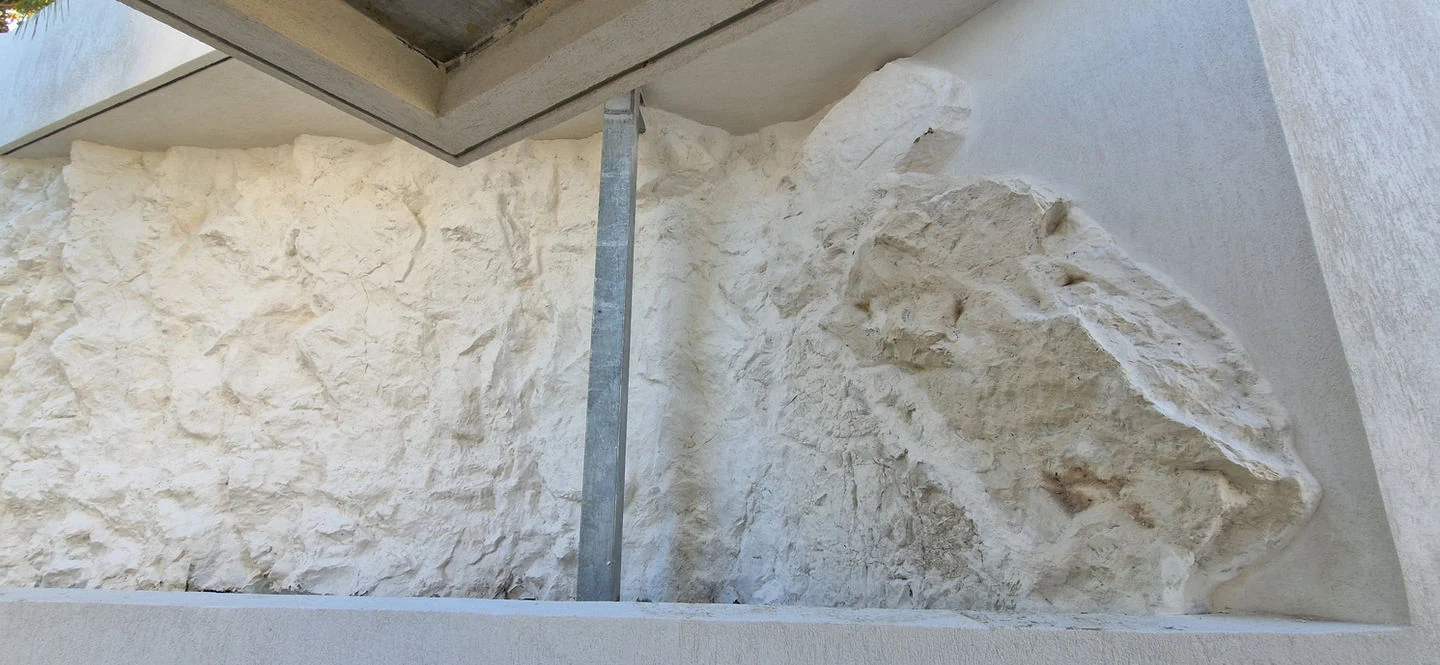 Finition décor faux rochers – habillage mur rocher avant patine