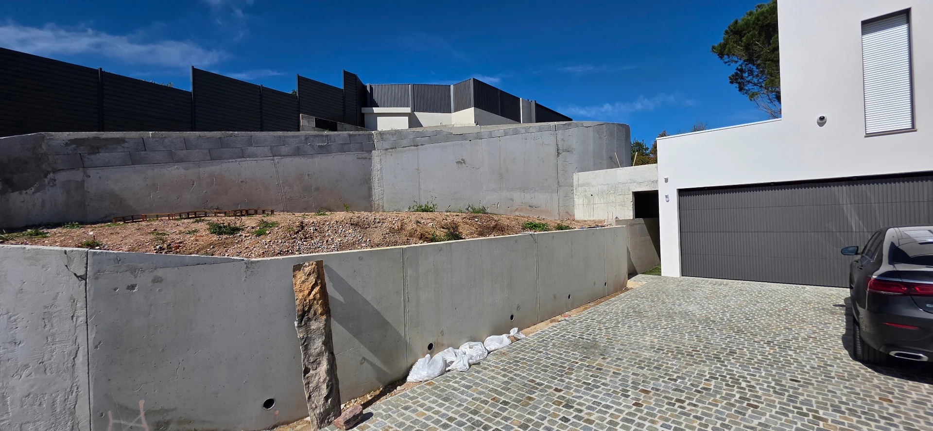 Mur béton brut avant habillage faux rocher polyester – soutènement villa contemporaine Côte d'Azur