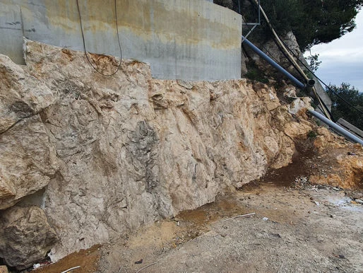 Pourquoi choisir des faux rochers artificiels pour la décoration et l'habillage de vos murs en béton – article du blog Poly Rock Concept sur les faux rochers et décors rocheux décoratifs