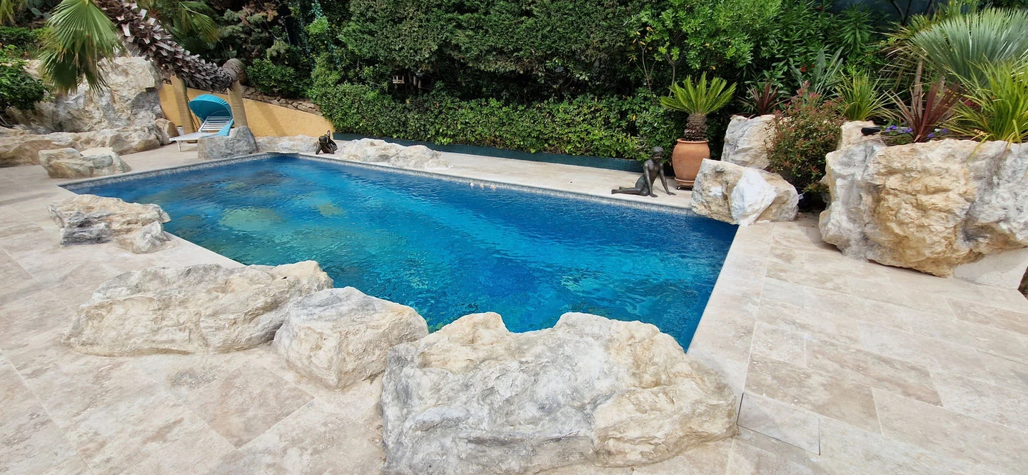 Faux rocher jardin – cascade piscine rocher et aménagement jardin rocher Saint-Tropez