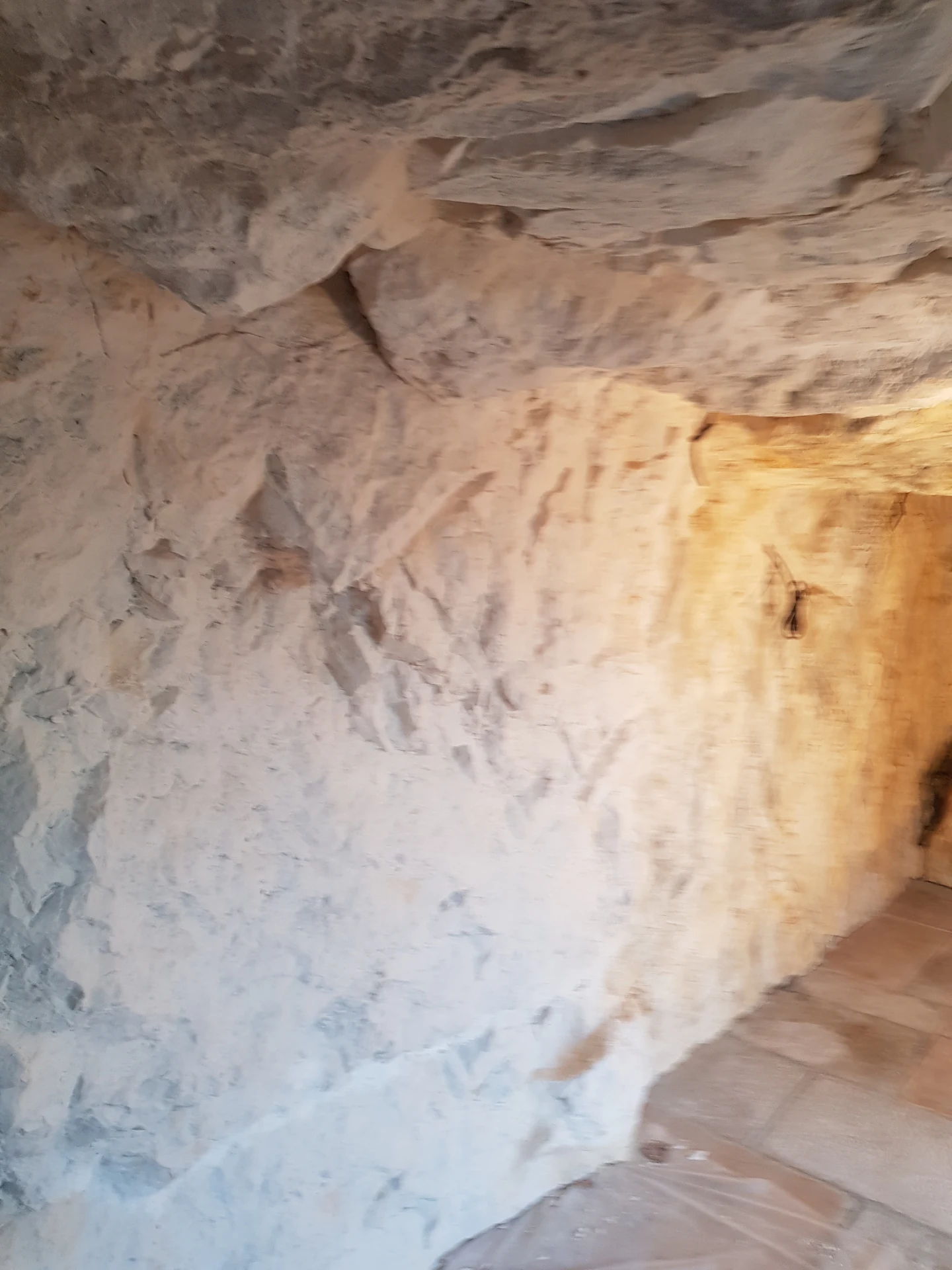 Décor rocheux intérieur immersif – faux rochers sur mesure imitation roche naturelle plafond et parois grotte artificielle