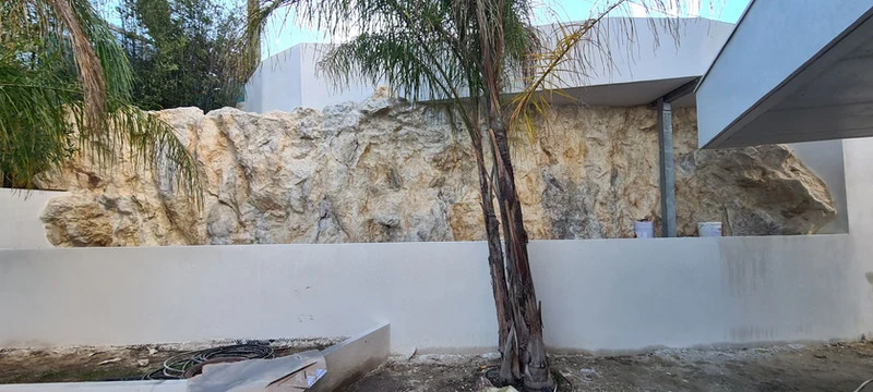 Habillage mur béton extérieur en faux rocher jardin – Antibes