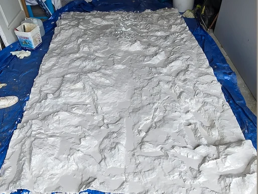 Moule silicone & polyester armé : le secret des décors faux rochers au réalisme bluffant – article du blog Poly Rock Concept sur les faux rochers et décors rocheux décoratifs