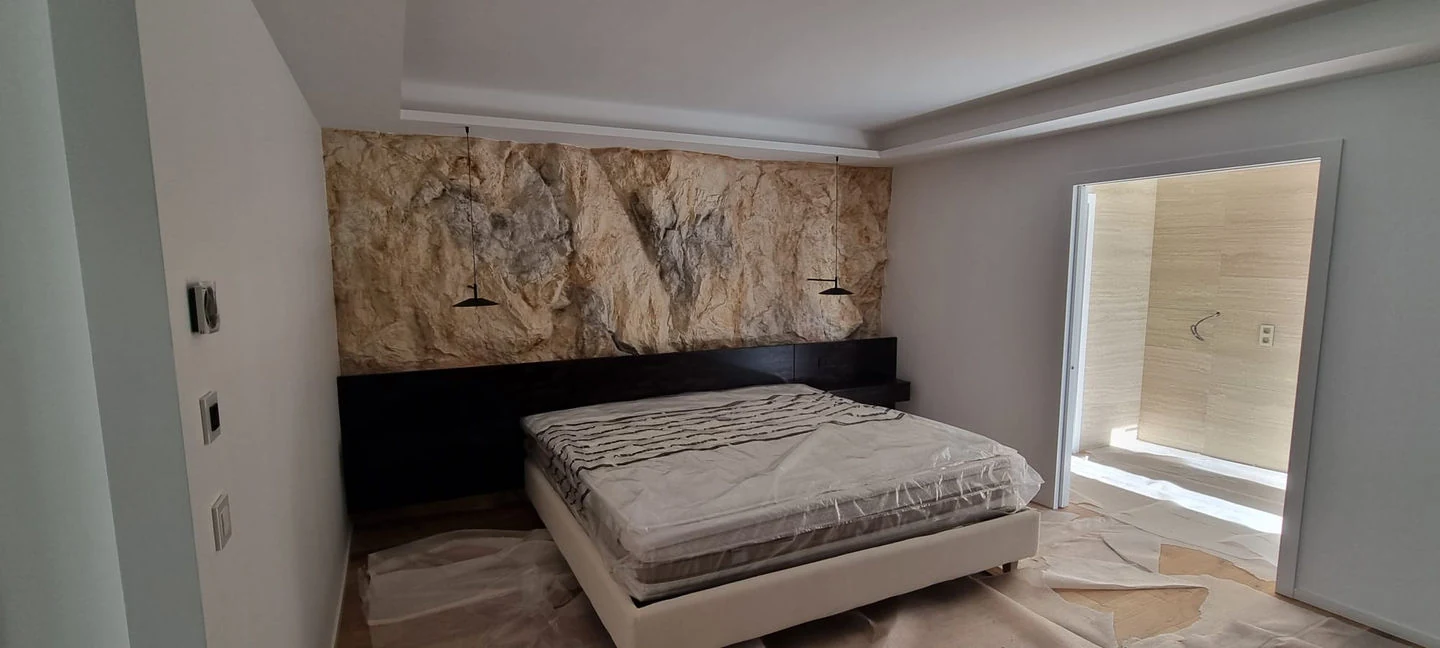 Tête de lit faux rocher décoratif – habillage mur rocher chambre Cannes