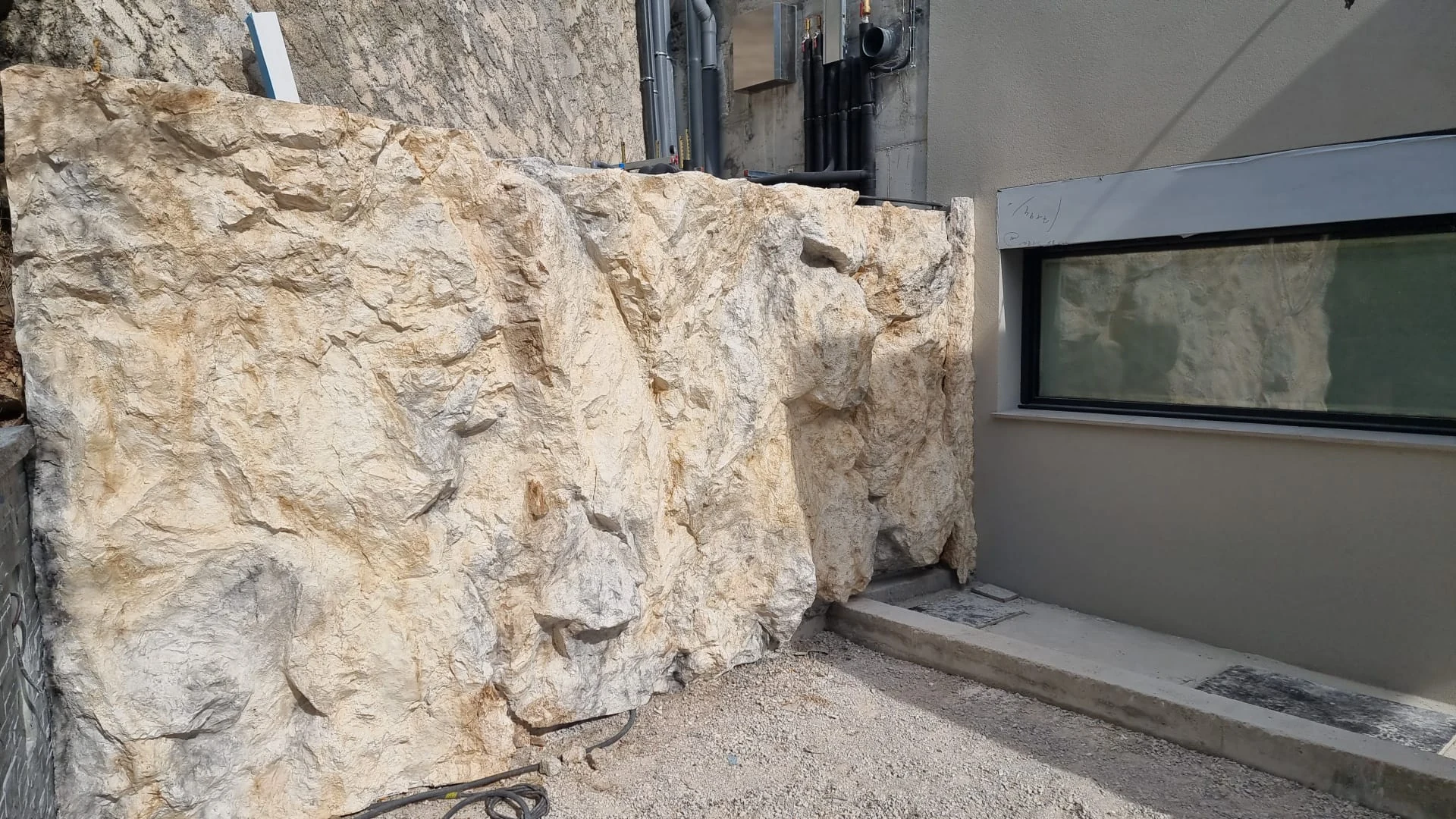 Habillage en faux rochers – détail des blocs